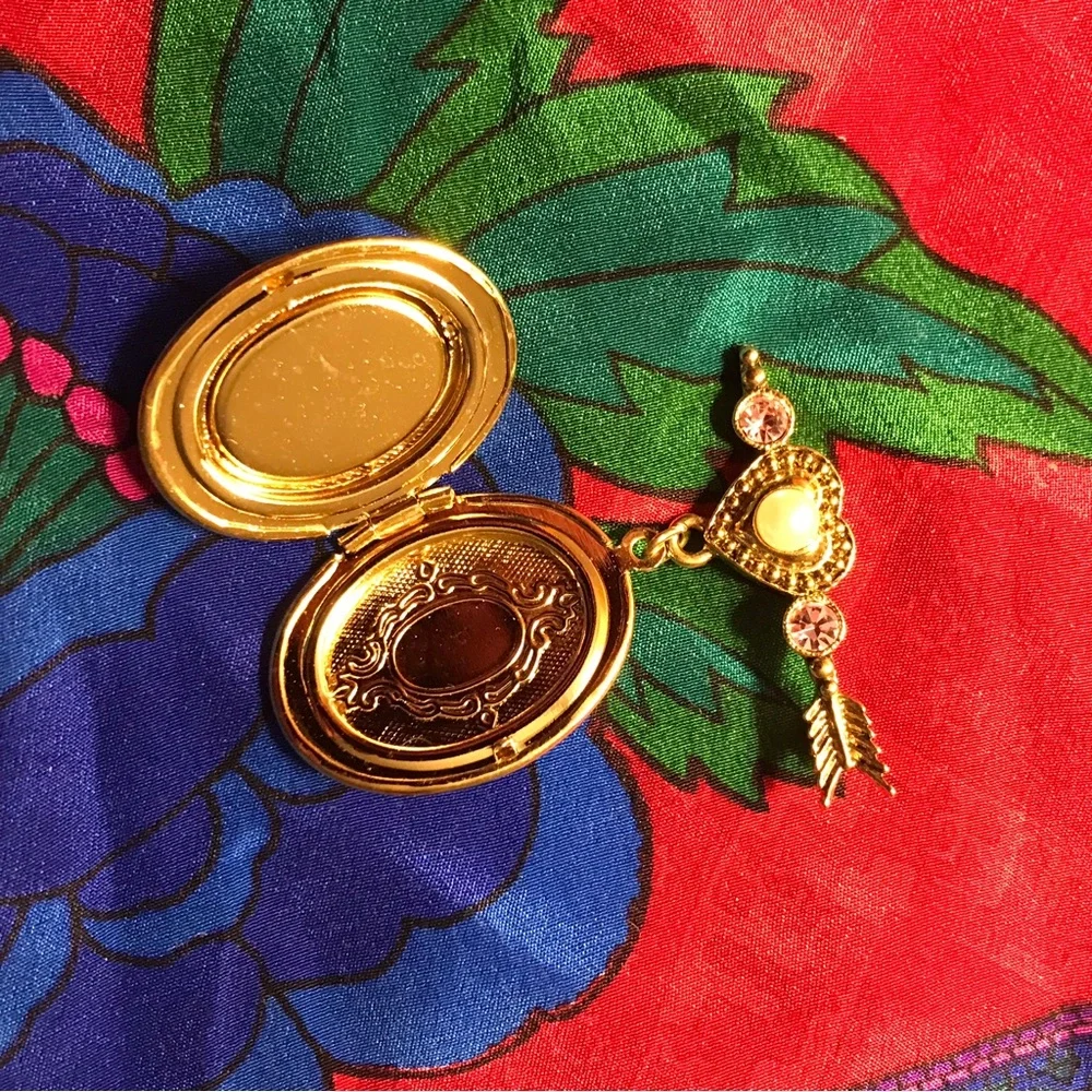 Vintage Cupid Gold Locket with Cherub Design Charm - Picture 3 of 9